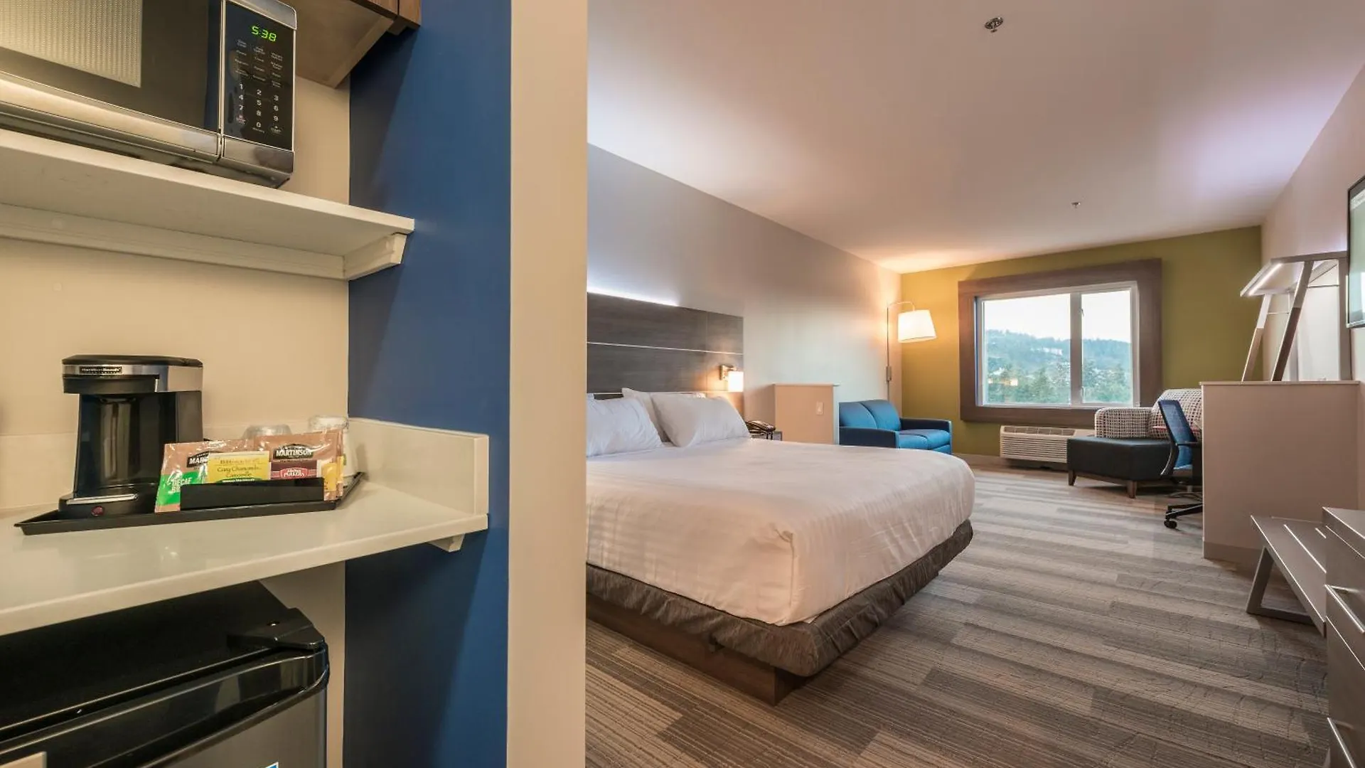 Holiday Inn Express & Suites Victoria-Colwood By Ihg Langford Szálloda