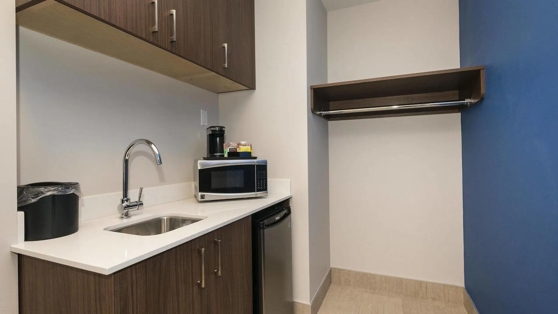 Holiday Inn Express & Suites Victoria-Colwood By Ihg Langford Szálloda